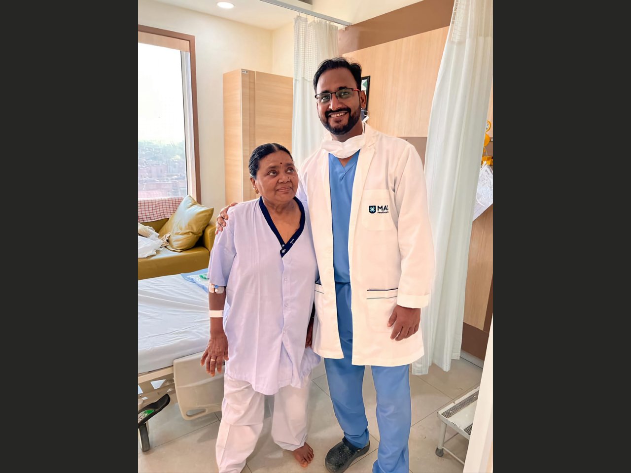 Patient from India after successful knee replacement