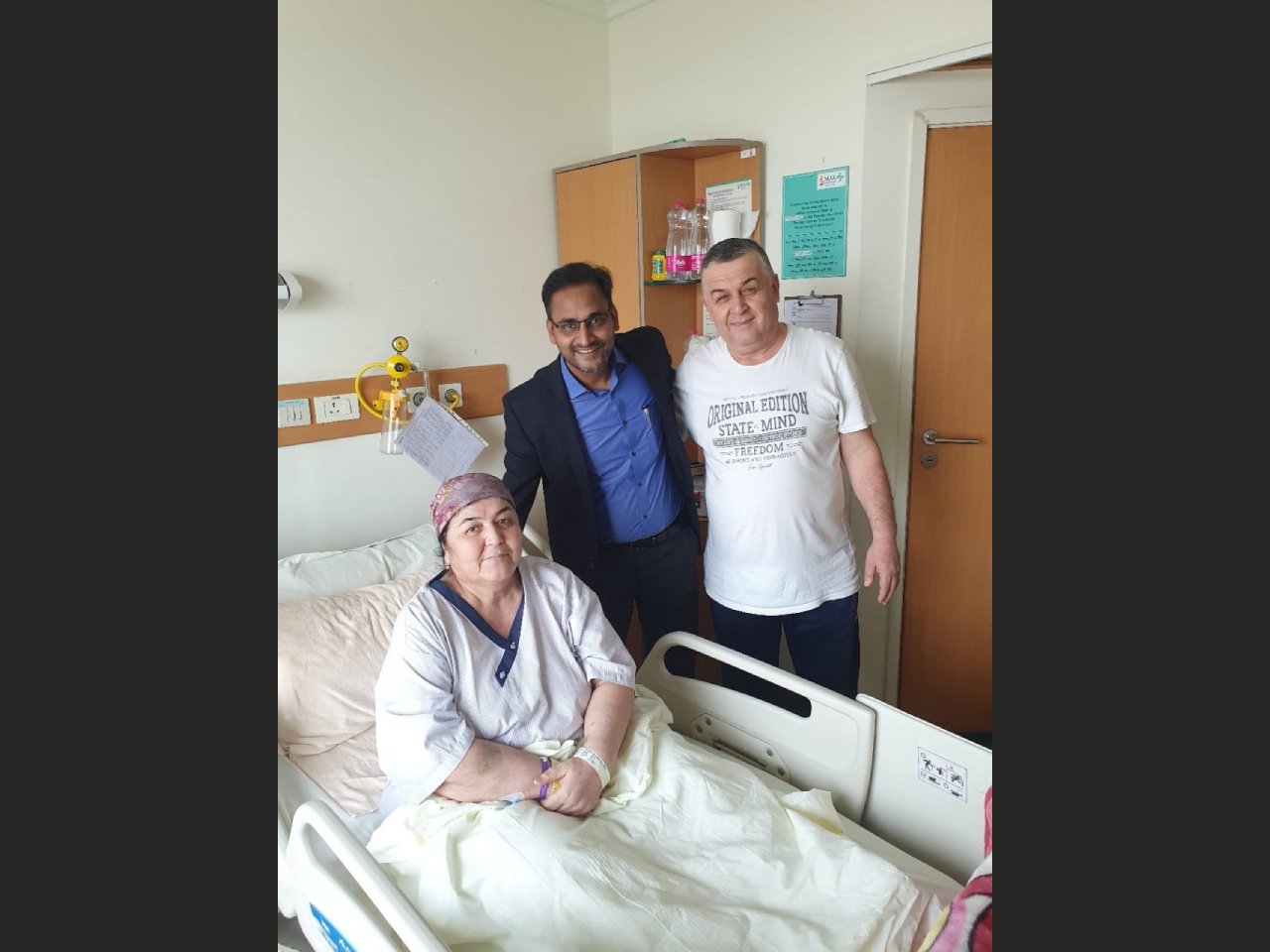 Patient from Uzbekistan after successful knee replacement